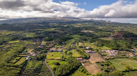 VENDE-SE TERRENO NOS TOLEDOS, MADALENA DO PICO