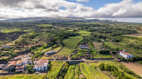 VENDE-SE TERRENO NOS TOLEDOS, MADALENA DO PICO