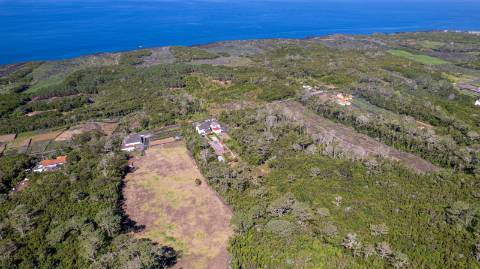 VENDE-SE TERRENO NA CANDELÁRIA, MADALENA DO PICO
