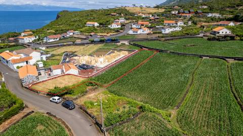 VENDE-SE TERRENO NA PRAINHA, SÃO ROQUE DO PICO