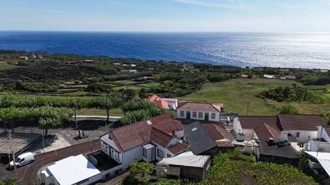 VENDE-SE MORADIA EM SÃO MATEUS, MADALENA DO PICO