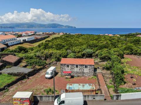 VENDE-SE MORADIA E AMPLO TERRENO NA MADALENA DO PICO