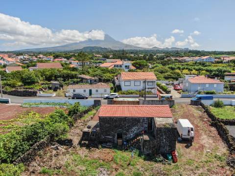 VENDE-SE MORADIA E AMPLO TERRENO NA MADALENA DO PICO