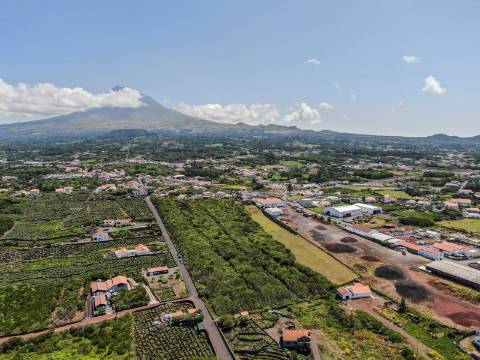 VENDE-SE MORADIA E AMPLO TERRENO NA MADALENA DO PICO