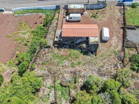 VENDE-SE MORADIA E AMPLO TERRENO NA MADALENA DO PICO