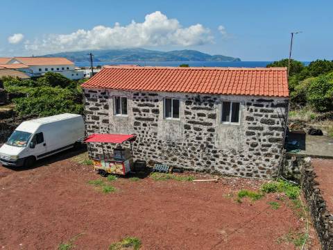 VENDE-SE MORADIA E AMPLO TERRENO NA MADALENA DO PICO