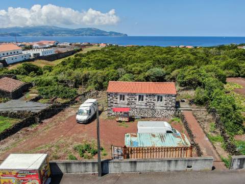 VENDE-SE MORADIA E AMPLO TERRENO NA MADALENA DO PICO