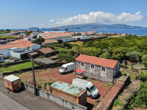 VENDE-SE MORADIA E AMPLO TERRENO NA MADALENA DO PICO