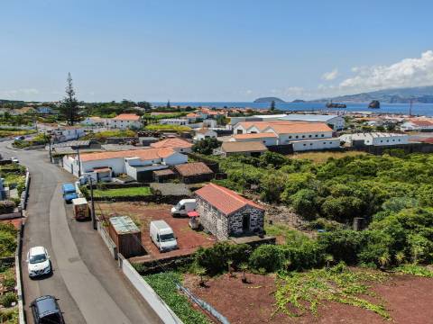 VENDE-SE MORADIA E AMPLO TERRENO NA MADALENA DO PICO