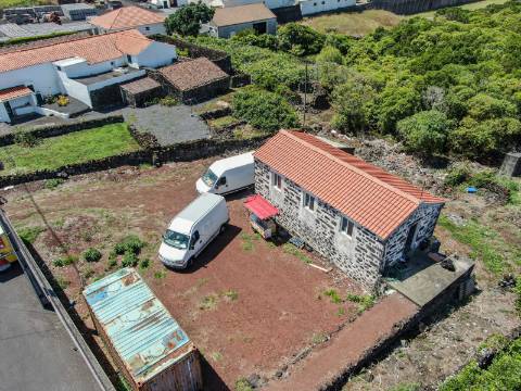 VENDE-SE MORADIA E AMPLO TERRENO NA MADALENA DO PICO