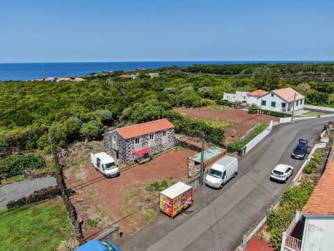 VENDE-SE MORADIA E AMPLO TERRENO NA MADALENA DO PICO