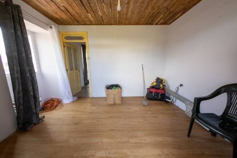 VENDE-SE MORADIA E AMPLO TERRENO NA MADALENA DO PICO