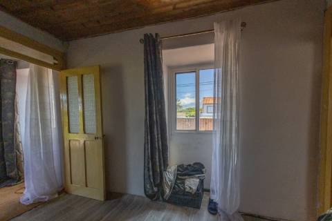 VENDE-SE MORADIA E AMPLO TERRENO NA MADALENA DO PICO