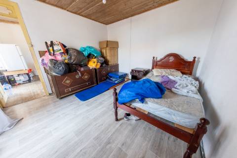 VENDE-SE MORADIA E AMPLO TERRENO NA MADALENA DO PICO