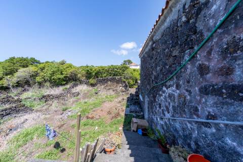 VENDE-SE MORADIA E AMPLO TERRENO NA MADALENA DO PICO