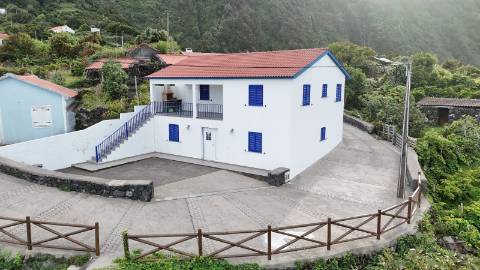 VENDE-SE MORADIA T4 NA FAJÃ DO OUVIDOR, ILHA DE SÃO JORGE