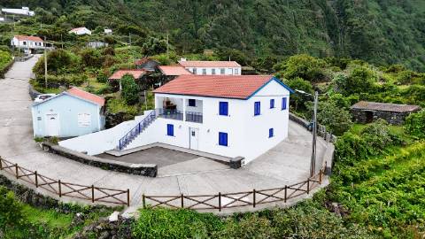 VENDE-SE MORADIA T4 NA FAJÃ DO OUVIDOR, ILHA DE SÃO JORGE
