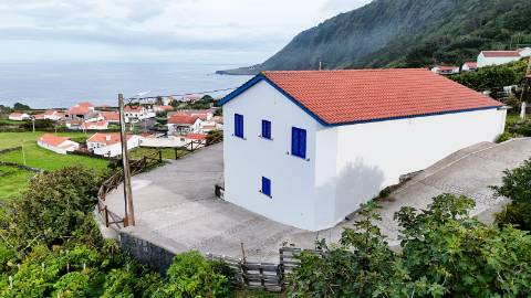 VENDE-SE MORADIA T4 NA FAJÃ DO OUVIDOR, ILHA DE SÃO JORGE
