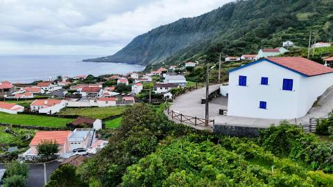 VENDE-SE MORADIA T4 NA FAJÃ DO OUVIDOR, ILHA DE SÃO JORGE