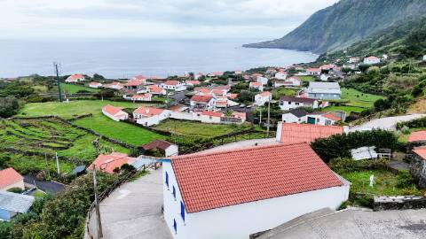 VENDE-SE MORADIA T4 NA FAJÃ DO OUVIDOR, ILHA DE SÃO JORGE