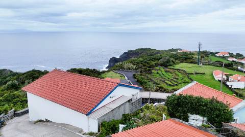 VENDE-SE MORADIA T4 NA FAJÃ DO OUVIDOR, ILHA DE SÃO JORGE