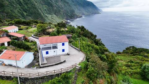 VENDE-SE MORADIA T4 NA FAJÃ DO OUVIDOR, ILHA DE SÃO JORGE