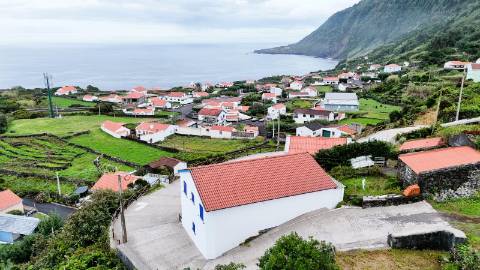 VENDE-SE MORADIA T4 NA FAJÃ DO OUVIDOR, ILHA DE SÃO JORGE