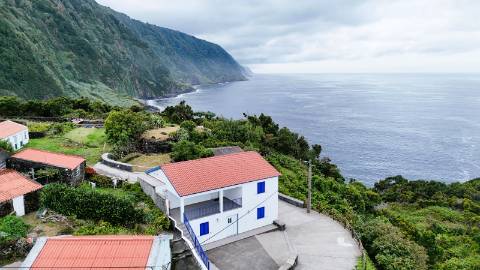 VENDE-SE MORADIA T4 NA FAJÃ DO OUVIDOR, ILHA DE SÃO JORGE