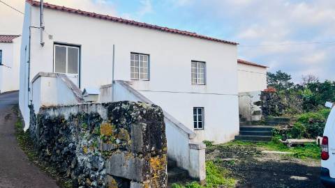 VENDE-SE MORADIA NO MONTE, CANDELÁRIA, MADALENA DO PICO