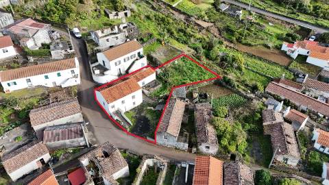 VENDE-SE MORADIA NO MONTE, CANDELÁRIA, MADALENA DO PICO