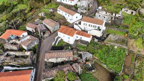 VENDE-SE MORADIA NO MONTE, CANDELÁRIA, MADALENA DO PICO