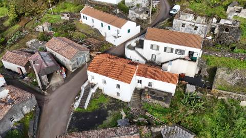 VENDE-SE MORADIA NO MONTE, CANDELÁRIA, MADALENA DO PICO