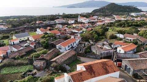 VENDE-SE MORADIA NO MONTE, CANDELÁRIA, MADALENA DO PICO