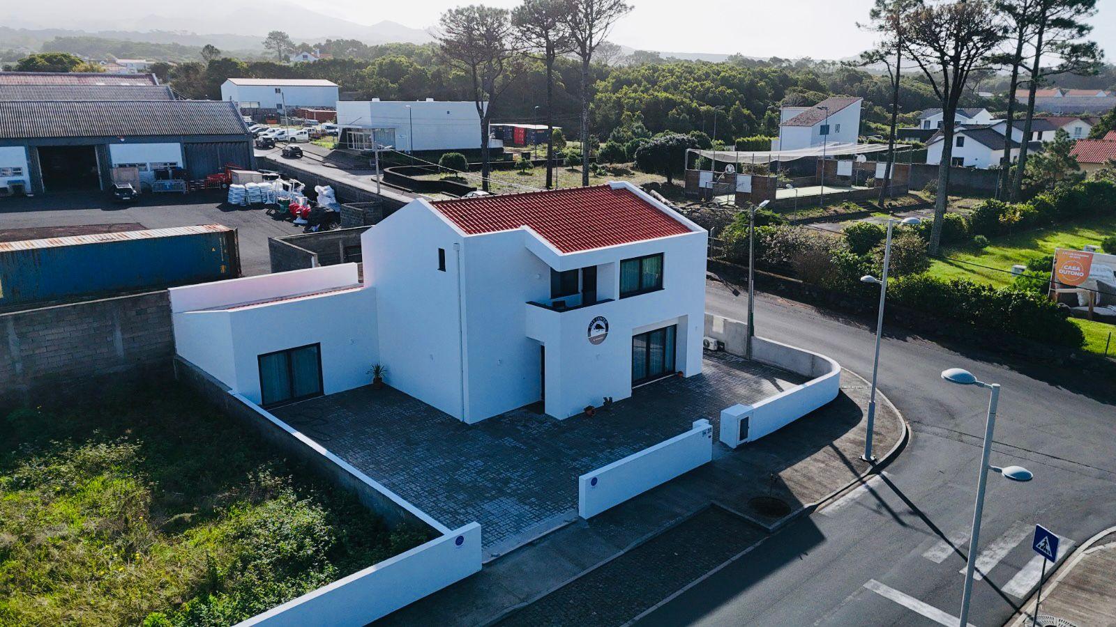 VENDE-SE MORADIA RECENTE E MODERNA NO CENTRO DA VILA DA MADALENA