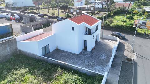 VENDE-SE MORADIA RECENTE E MODERNA NO CENTRO DA VILA DA MADALENA