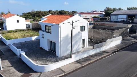 VENDE-SE MORADIA RECENTE E MODERNA NO CENTRO DA VILA DA MADALENA