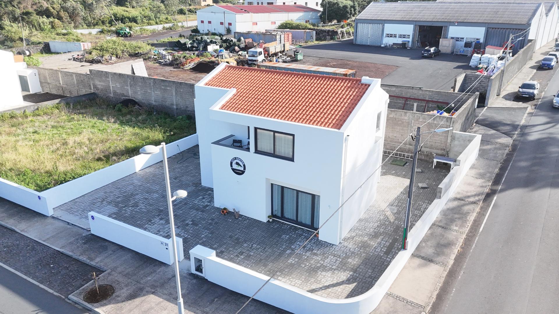 VENDE-SE MORADIA RECENTE E MODERNA NO CENTRO DA VILA DA MADALENA