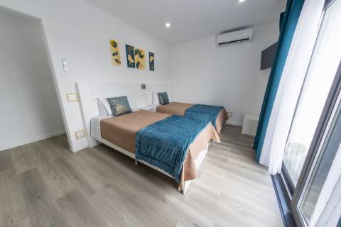 VENDE-SE MORADIA RECENTE E MODERNA NO CENTRO DA VILA DA MADALENA