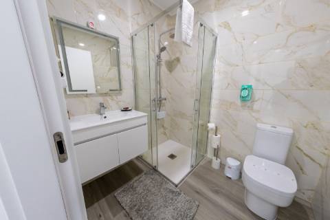 VENDE-SE MORADIA RECENTE E MODERNA NO CENTRO DA VILA DA MADALENA