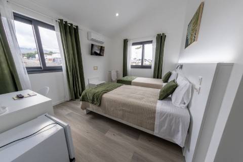 VENDE-SE MORADIA RECENTE E MODERNA NO CENTRO DA VILA DA MADALENA