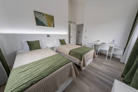 VENDE-SE MORADIA RECENTE E MODERNA NO CENTRO DA VILA DA MADALENA