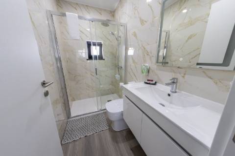 VENDE-SE MORADIA RECENTE E MODERNA NO CENTRO DA VILA DA MADALENA