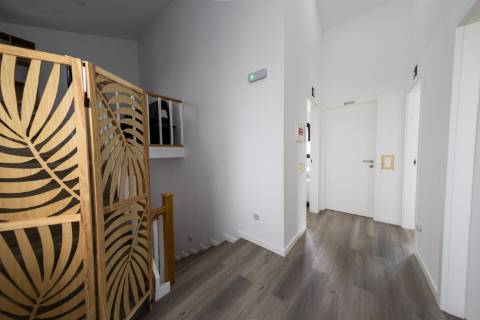 VENDE-SE MORADIA RECENTE E MODERNA NO CENTRO DA VILA DA MADALENA