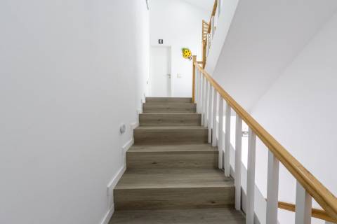 VENDE-SE MORADIA RECENTE E MODERNA NO CENTRO DA VILA DA MADALENA