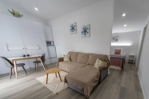 VENDE-SE MORADIA RECENTE E MODERNA NO CENTRO DA VILA DA MADALENA