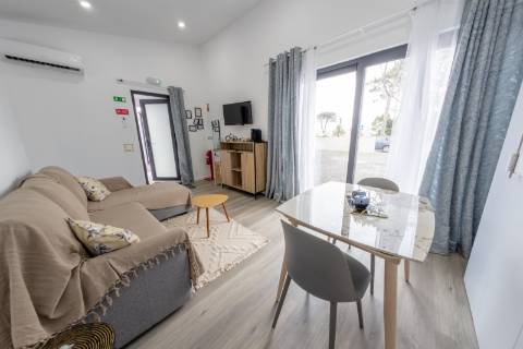 VENDE-SE MORADIA RECENTE E MODERNA NO CENTRO DA VILA DA MADALENA