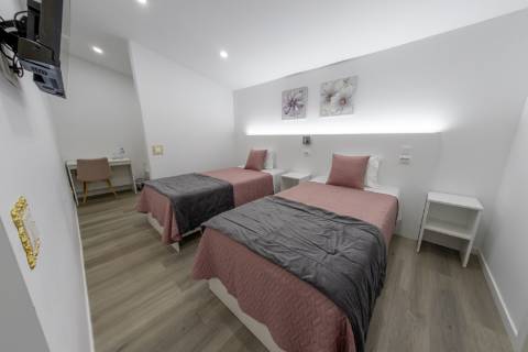 VENDE-SE MORADIA RECENTE E MODERNA NO CENTRO DA VILA DA MADALENA