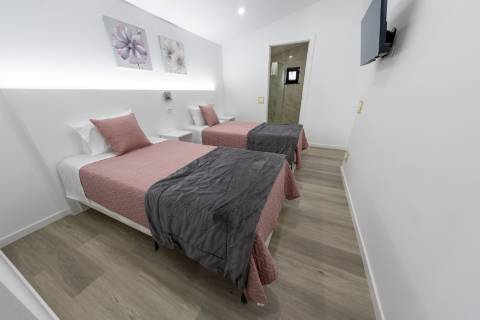 VENDE-SE MORADIA RECENTE E MODERNA NO CENTRO DA VILA DA MADALENA