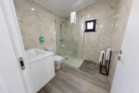 VENDE-SE MORADIA RECENTE E MODERNA NO CENTRO DA VILA DA MADALENA