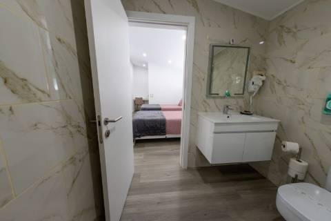 VENDE-SE MORADIA RECENTE E MODERNA NO CENTRO DA VILA DA MADALENA